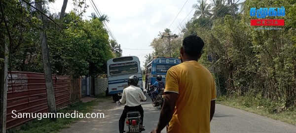 யாழ்ப்பாணம் - காரைநகர் வீதியில் தனியார் பேருந்துகள் ஓட்டப்போட்டி! கதிகலங்கிய பொதுமக்கள்! 